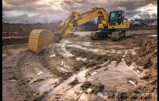 heavy-excavator-unpaved-project-site-south-africa