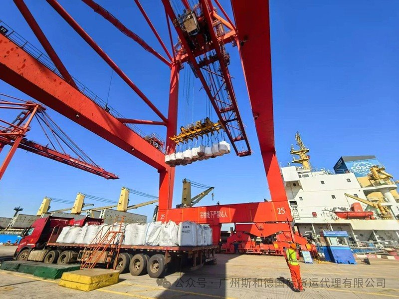 Portside_Gantry_Crane_Handling_Jumbo_Bags_Quay