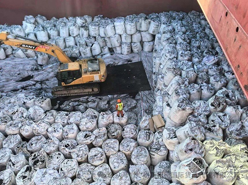 Vessel_Hold_Stowage_Jumbo_Bags_Excavator_Operation