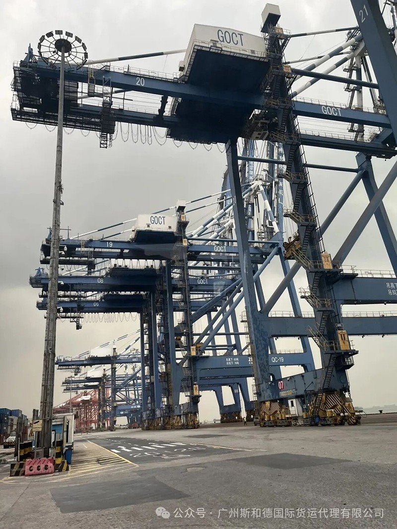 goct-terminal-heavy-lifting-crane