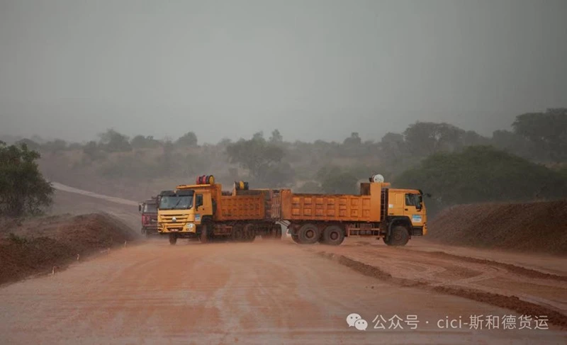 dump-trucks-inland-haulage-unpaved-road-south-africa