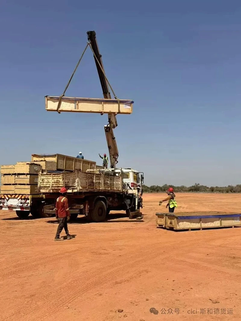 heavy-crane-unloading-project-cargo heavy-crane-unloading-project-cargo
