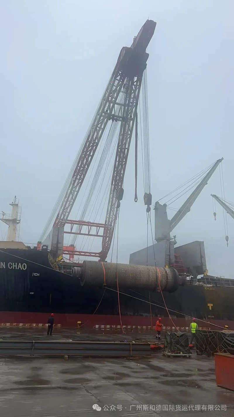 speed-vessel-crane-transferring-over-deck