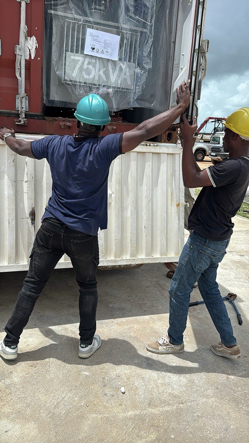 workers-unloading-transformer-container_2