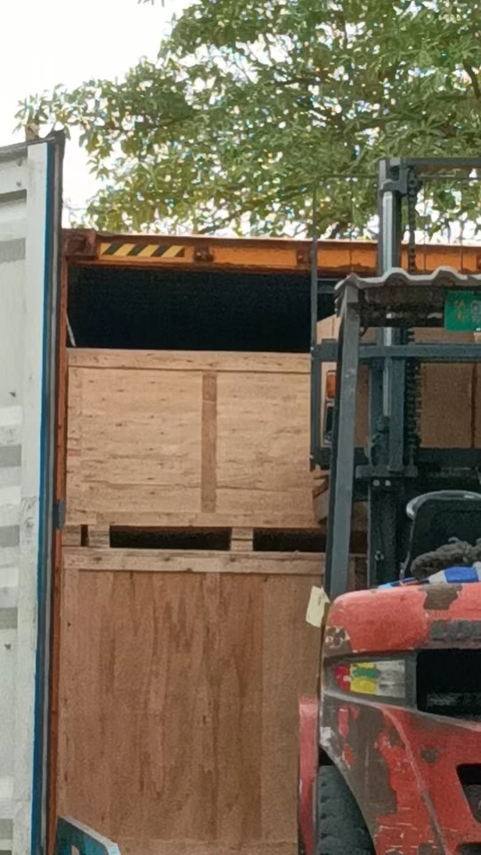 forklift-loading-wooden-crates-fcl-container